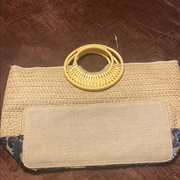 NWT Floral Embroidery tote with wooden Handle - Picture 5 of 6